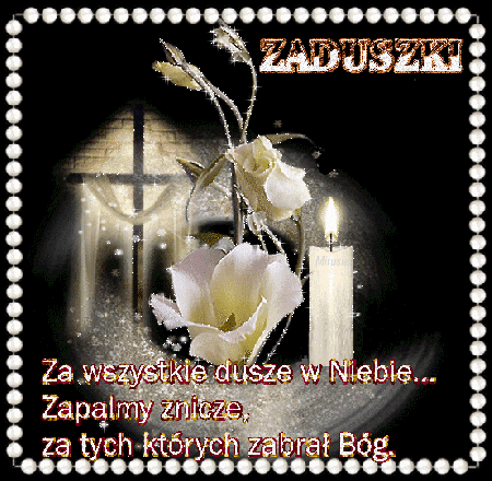 Błyszczące białe róże wśród zapalonej świeczki. Zaduszki